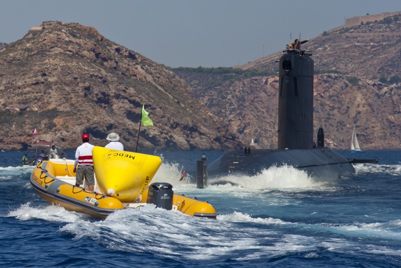 Un submarino en una competición de vela